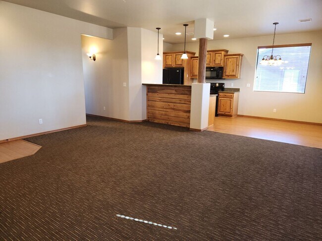 Building Photo - Bison Cove 2 Bed / 2 Bath - upstairs corner unit