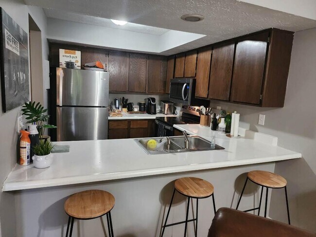 Building Photo - 562 Woodland Ave