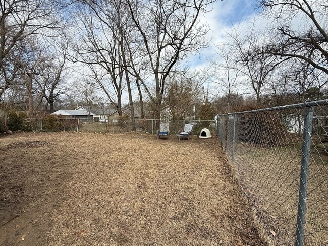 Building Photo - 636 W Oak Ave