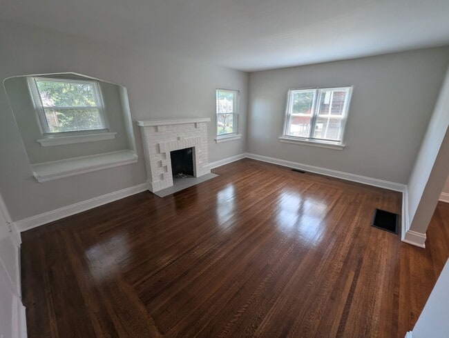 Building Photo - Beautifully renovated 2 bedroom house with...