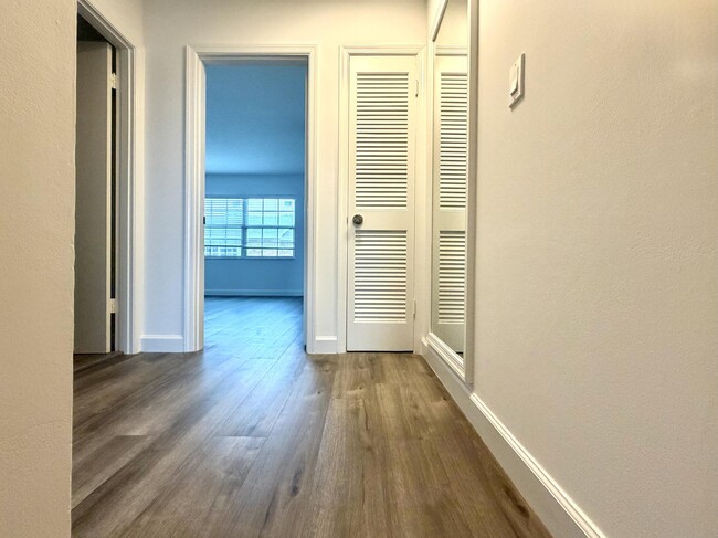 Building Photo - 413 N Cypress Dr