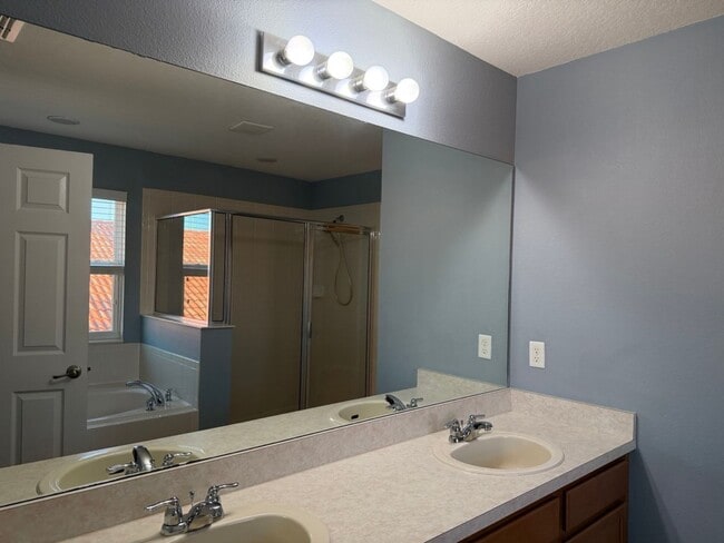 Building Photo - 5-Bed / 4.5 Bath Pool Home Available Now!