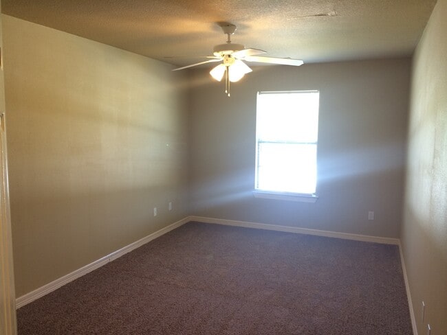 Building Photo - 4 Bedroom, 2.5 Bath Home With Two Car Garage
