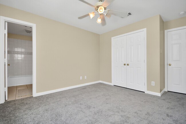 Building Photo - 11899 Algonquin Dr