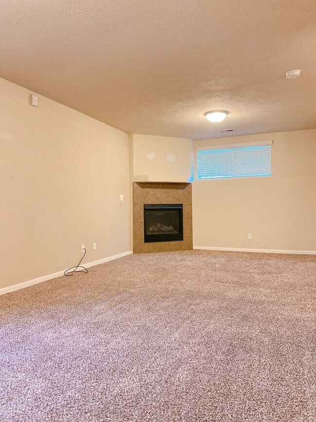 Building Photo - Beautiful 3 bed 2 bath house $1995, Glenmo...