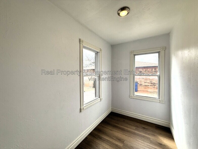 Building Photo - 418 S Main Ave