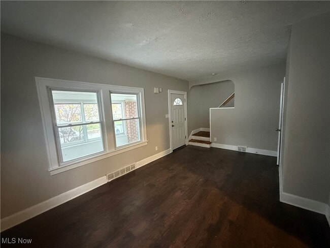 Building Photo - 19600 Pasnow Ave