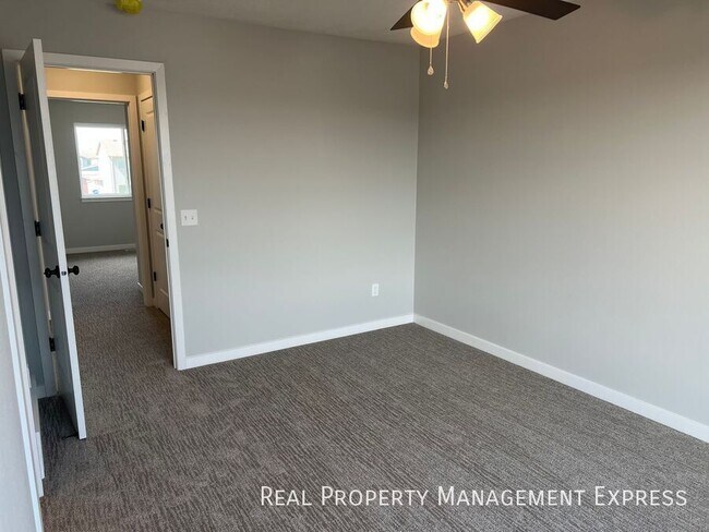 Building Photo - 3 Bedroom 1.5 Bathroom Townhome