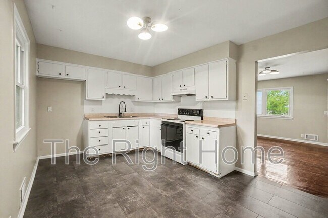 Building Photo - 6929 N 64th St