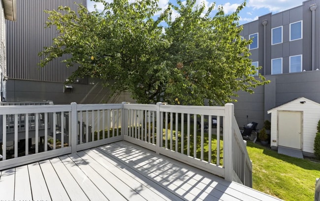 Building Photo - 284 Silzer St