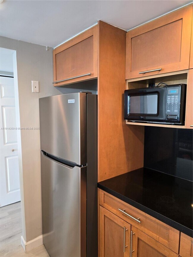 Building Photo - 100 Bayview Dr