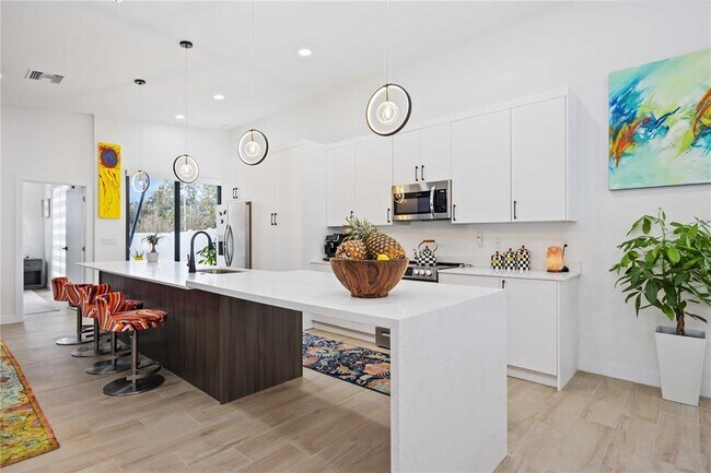 Building Photo - 7520 N Coolidge Ave