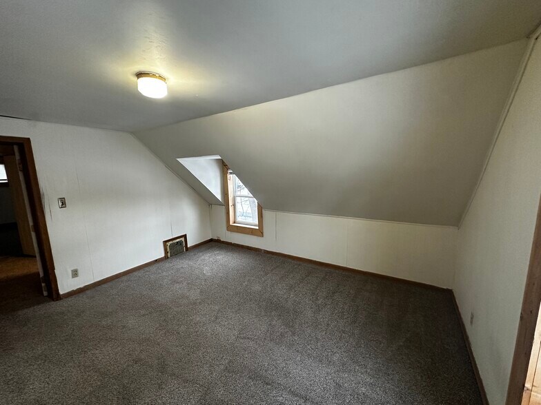 Building Photo - 1402 8th St E