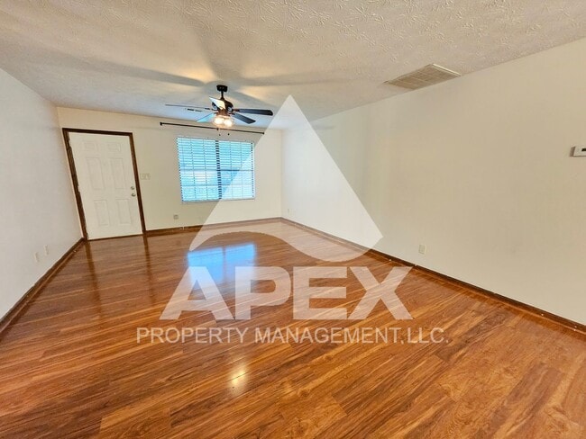 Building Photo - Stunning 3 Bd/2Ba Single Family Home with 2-Car Garage in the heart of Halls!