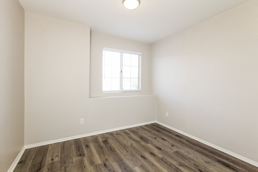 Building Photo - 4039 W Salter Dr