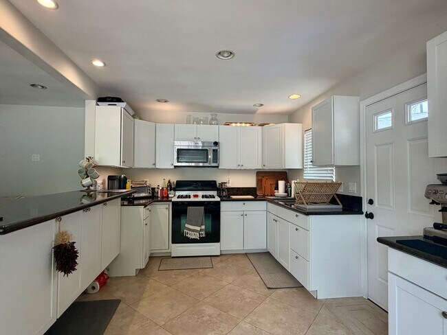Building Photo - Classic Carlsbad Beach Bungalow