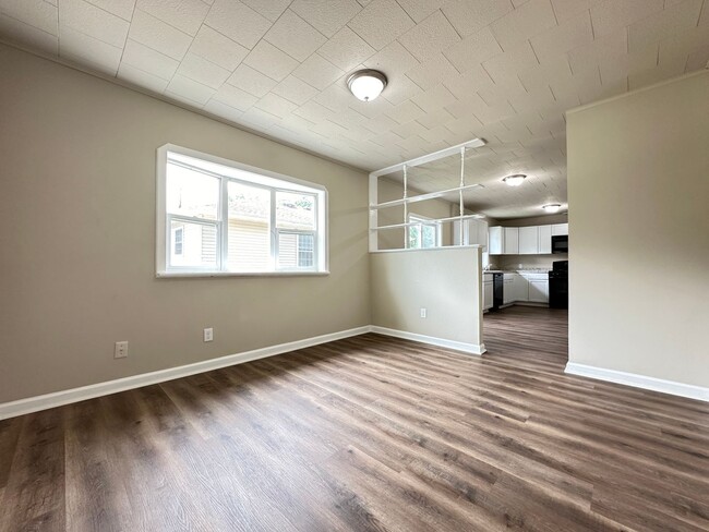 Building Photo - Beautiful 3 Bedroom Home Available!