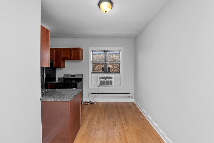 Building Photo - 3702 N Pine Grove Ave