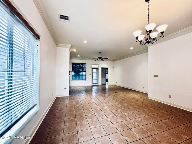 Building Photo - 125 Oakbend Dr