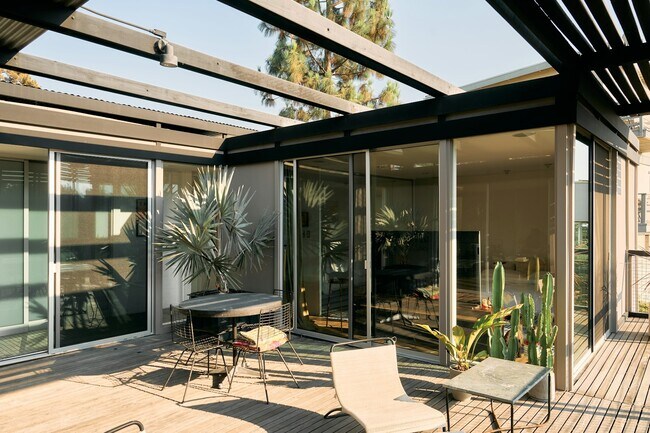 Building Photo - 2743 Hollyridge Dr