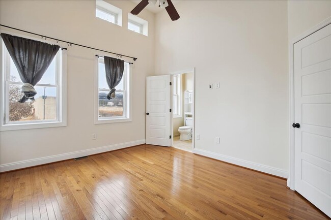 Building Photo - Pet Friendly Luxury DC TH - 3 bed +  3.5 B...