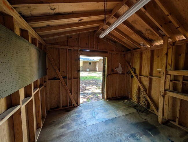 Building Photo - 3 Bedroom, 1.5 Bath Home with HVAC & Fenced Backyard