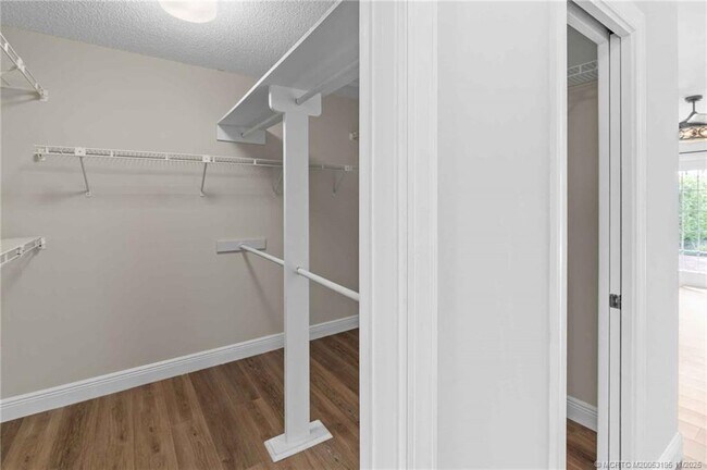 Building Photo - 2385 SW Creekside Dr