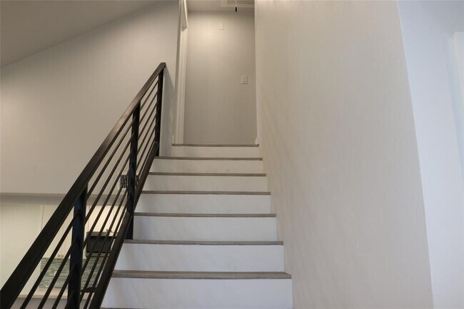 Building Photo - 8903 Mesa Dr