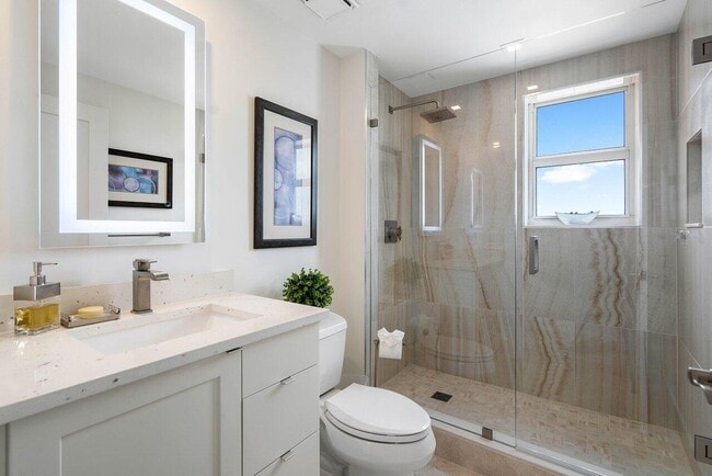 Building Photo - 2650 Lake Shore Dr