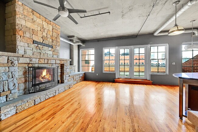 Building Photo - $2,595.00, 1 bed, 1.5. bath located in Denver