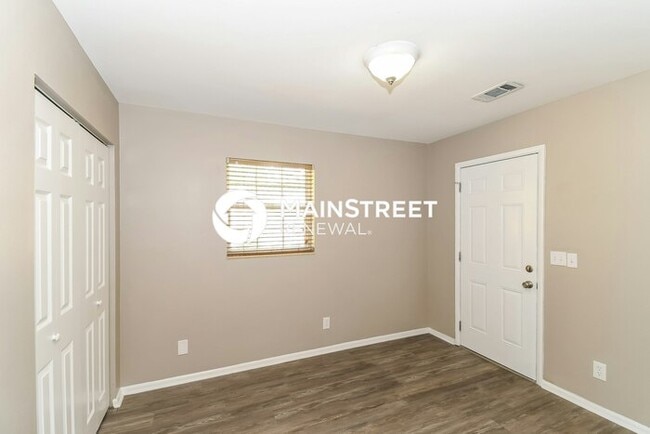 Building Photo - 4 Bedroom Pet-Friendly Home in Jacksonville, FL with Main Street Renewal