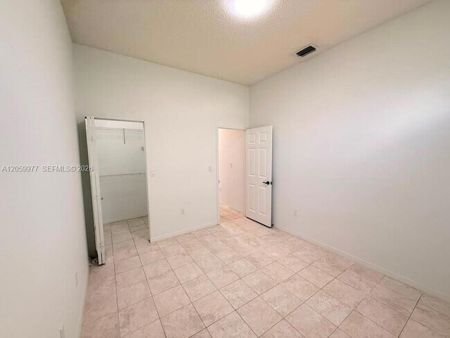 Building Photo - 420 SE 23rd Ln