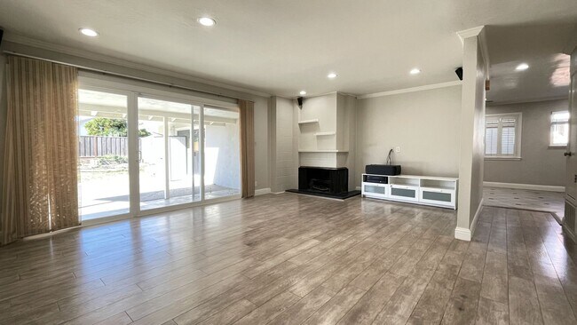 Building Photo - 4BD/3BA - Modern Home in Convenient Location: Updated Features, Near Parks & Shops, Pet-Friendly ...