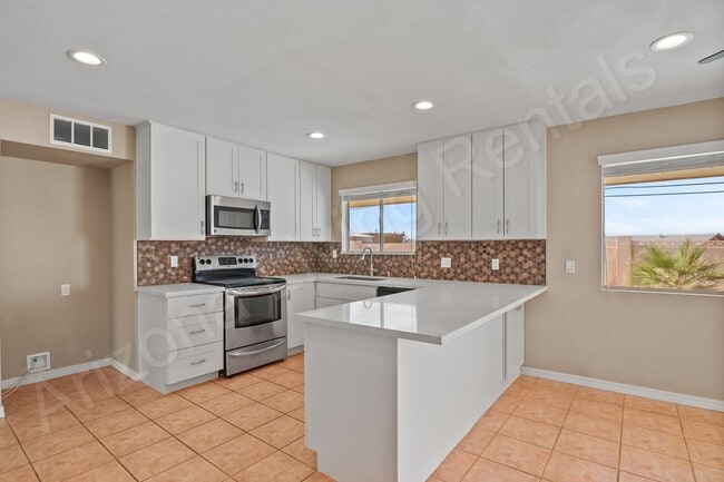 Building Photo - PET FRIENDLY POOL HOME