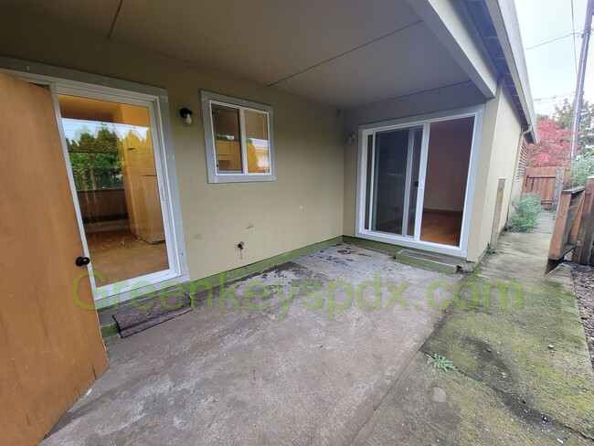 Building Photo - 2 Bedroom 2 Bath Unit in St.Johns with Ful...
