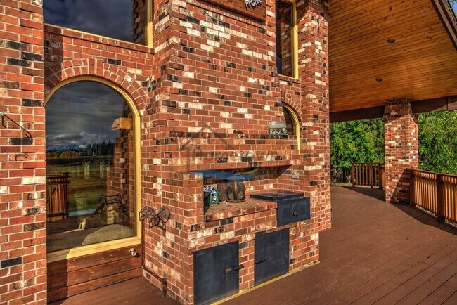 Building Photo - Custom Country Home With Spectacular Views...