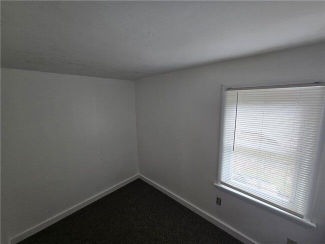 Building Photo - 93 White Rock Rd