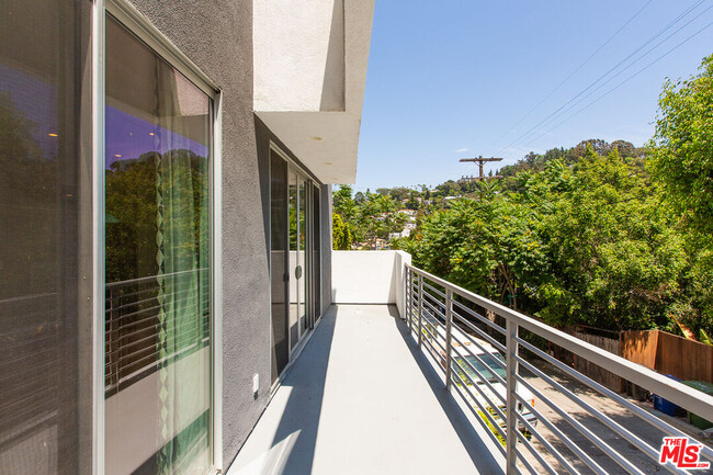 Building Photo - 3907 De Longpre Ave