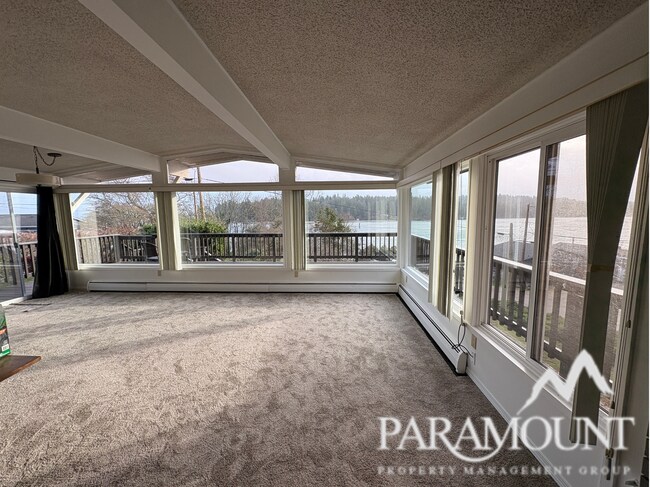 Building Photo - Cozy and centrally located waterfront views!