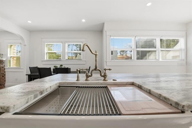 Building Photo - 1004 W Charter St