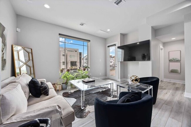 Building Photo - 705 Gregg St