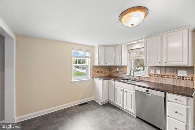 Building Photo - 3 Buttonwood Ave