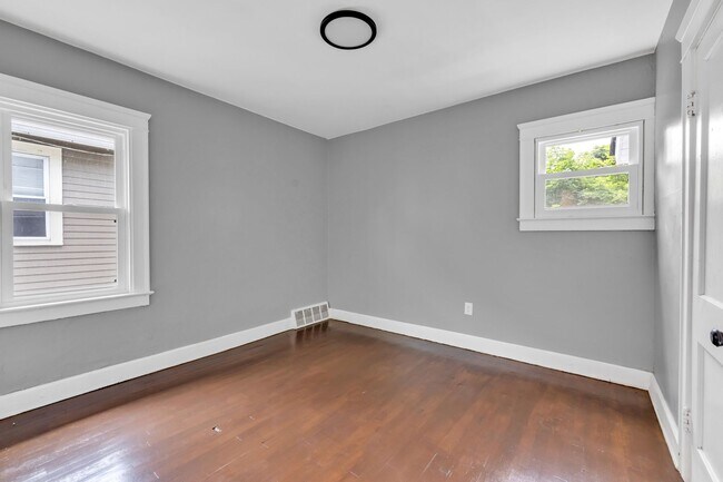 Building Photo - Reyburn