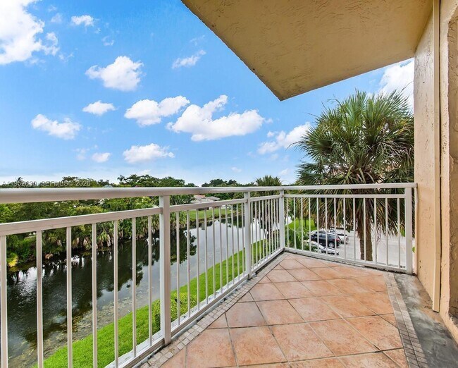 Building Photo - 505 S Pine Island Rd