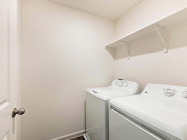 Building Photo - 2122 Mdw Pk Dr