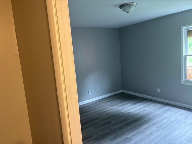 Building Photo - LIMITED TIME**NO APPLICATION FEE**1/2 OFF DEPOSIT**