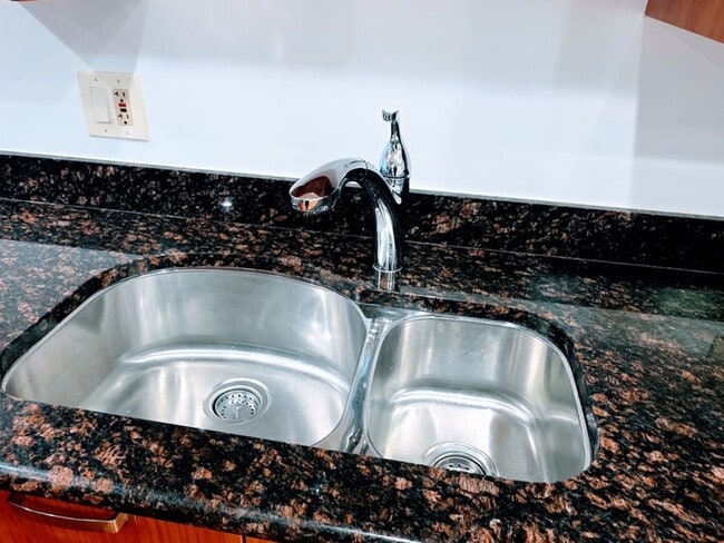 Building Photo - 2544 W Hollywood Ave