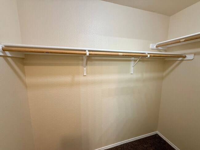 Building Photo - Beautiful 3 bedroom, 2 bathroom home in th...