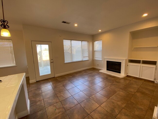 Building Photo - Great North Hanford Location