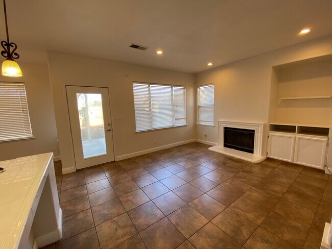 Building Photo - North Hanford, beautiful view and a small pet is ok, what more could you ask for?